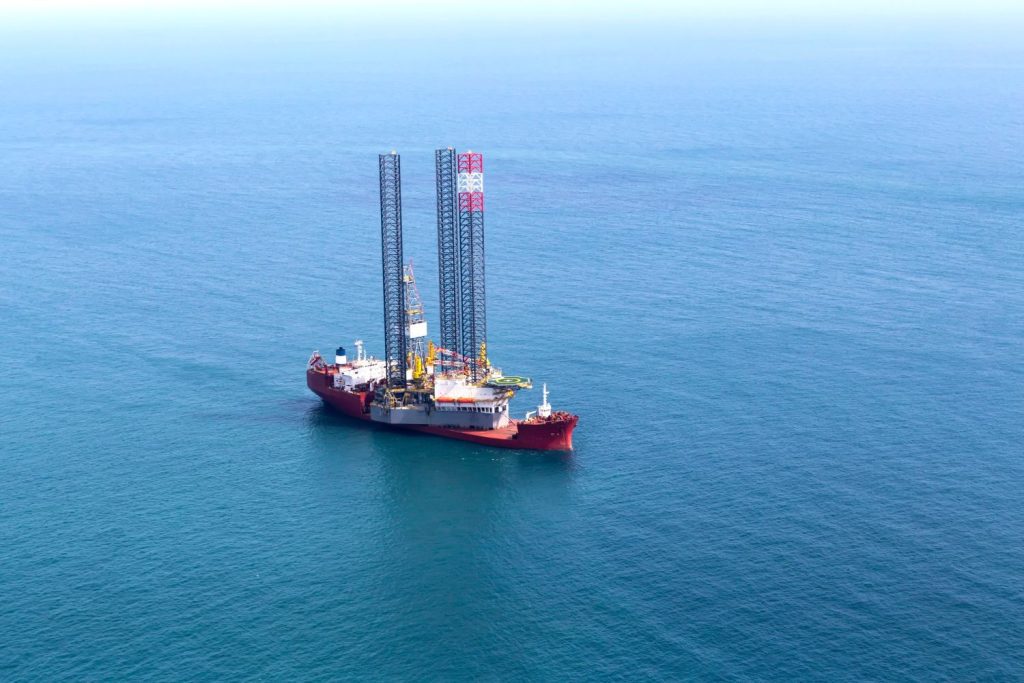 Buque de apoyo en tierra que transporta una plataforma petrolífera