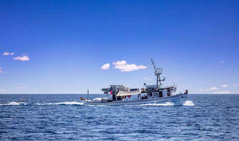 Barco de pesca en el mar para ilustrar la recopilación de datos del IoT marítimo y la pesca sostenible
