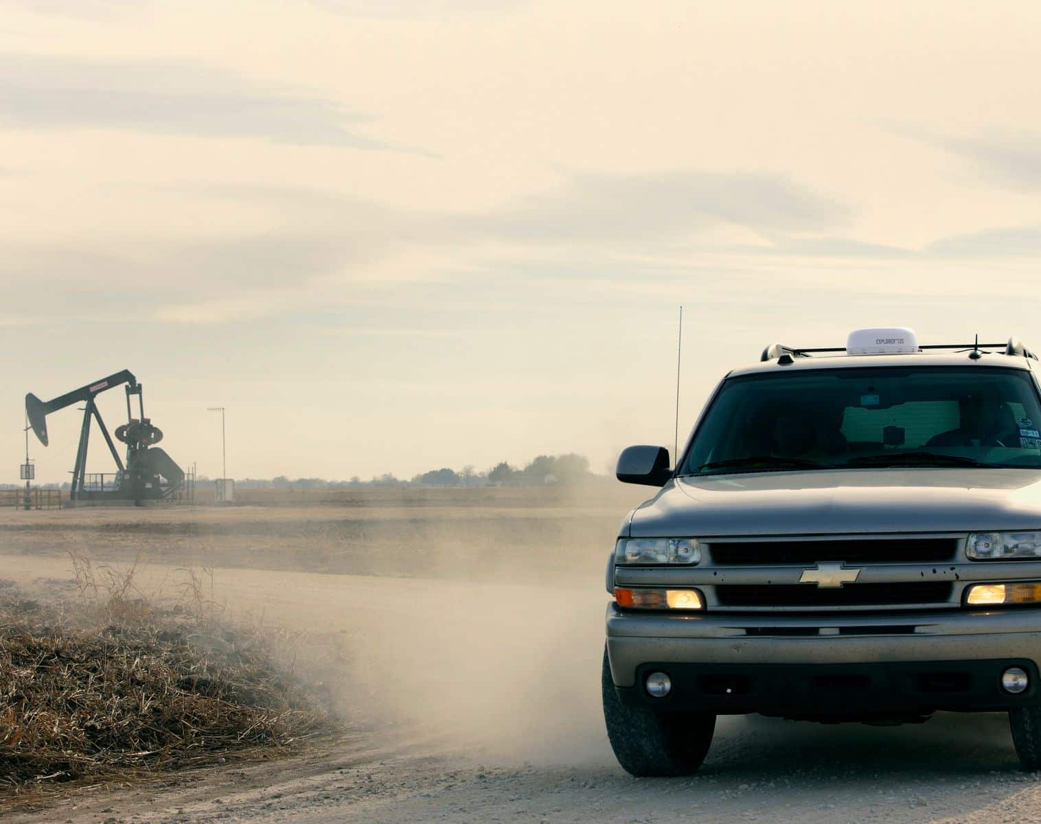 4 x 4 driving with a satellite terminal on its roof near an oil pump