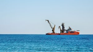 Barco con grúa en el agua