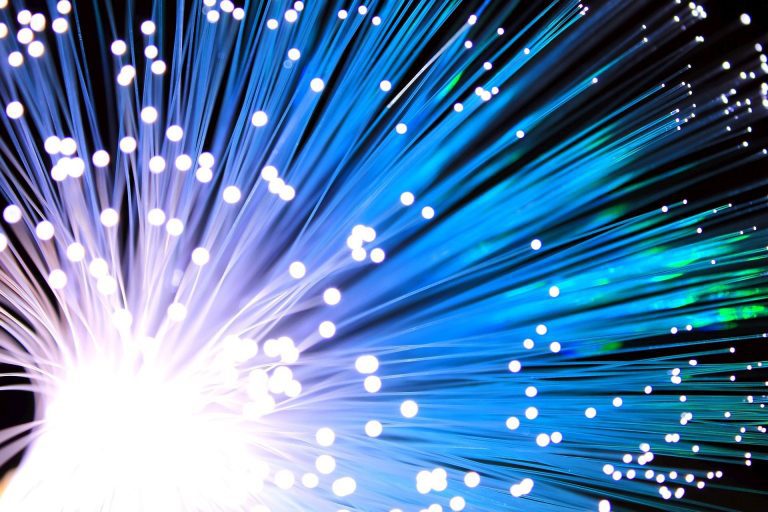 Fibra óptica para ilustrar la conectividad híbrida