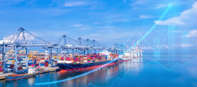 Buque de carga en un puerto con gráficos superpuestos para ilustrar cómo el software marítimo puede ahorrar dinero a los operadores de flotas.