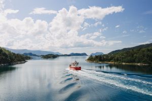 Foto de un barco en el río para ilustrar el seminario web de Eutelsat OneWeb y AST Networks