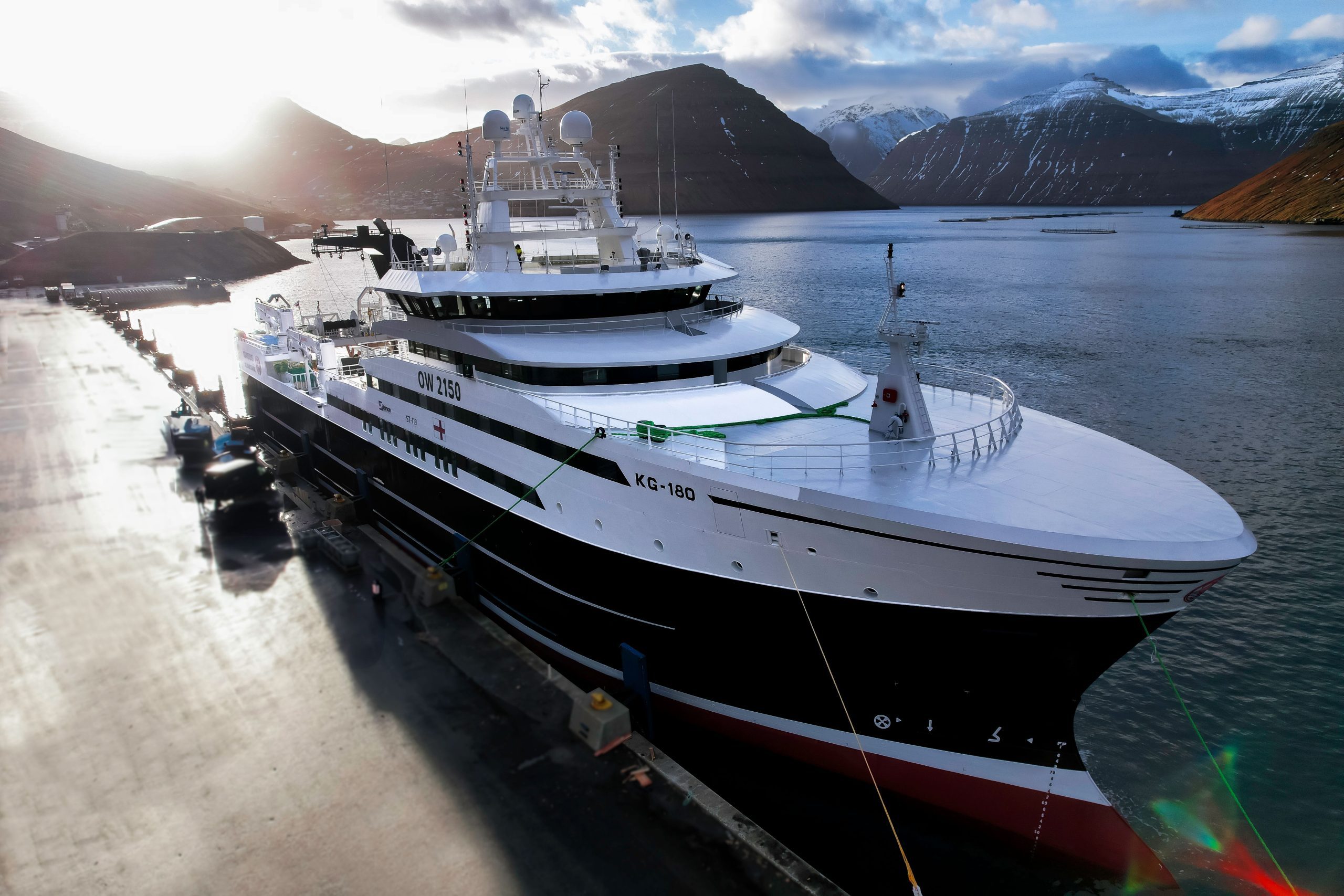 Boat in the dock to illustrate an Intellian and Eutelsat OneWeb Case Study