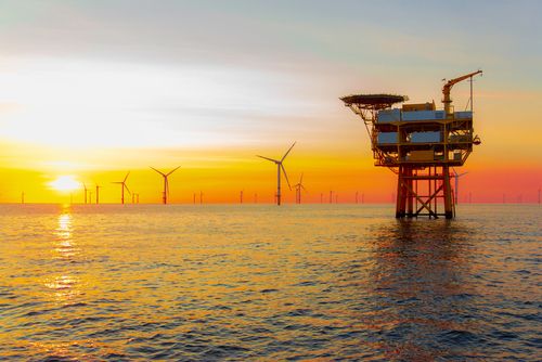 Plataformas petrolíferas y turbinas eólicas para ilustrar las comunicaciones entre el buque y la costa