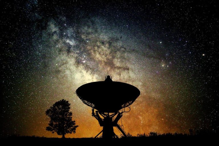 Satélite apuntando al espacio para ilustrar el PTT en el sector marítimo