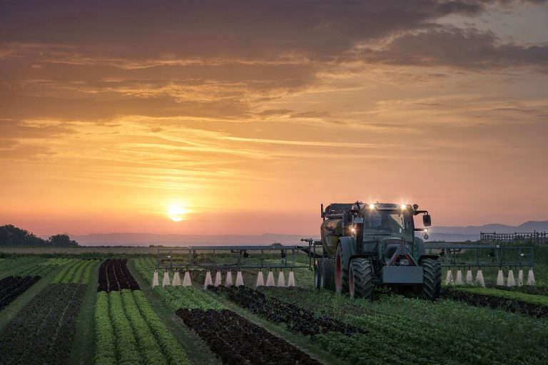 Tractor en el campo para ilustrar IoT para la agricultura