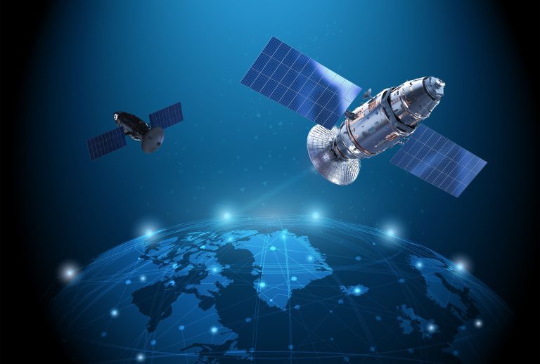 Arte digital de satélites orbitando una Tierra holográfica