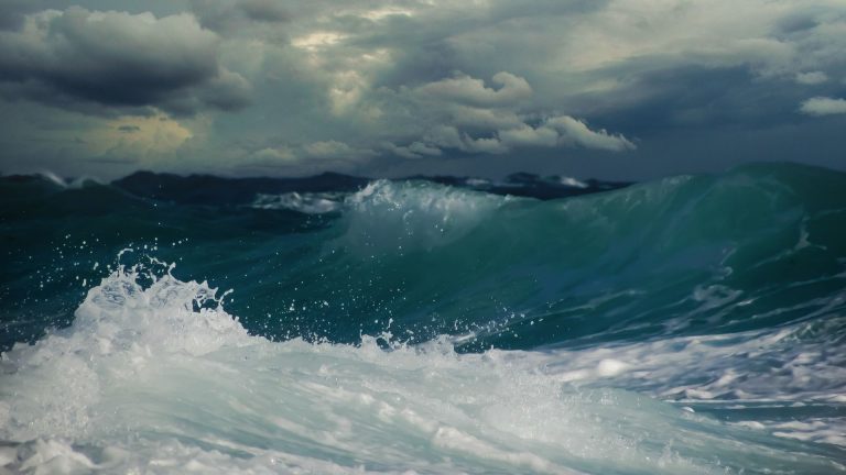 Olas altas en el mar