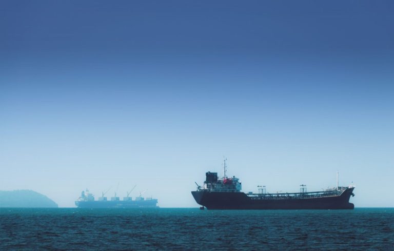 Barcos en el océano para ilustrar las bandas LTE marítimas