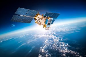 Satélite en el espacio con nubes debajo para ilustrar los servicios Eutelsat OneWeb