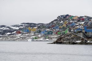 Un pueblo de Groenlandia en la costa para ilustrar la conectividad LEO