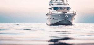 Gran yate en el mar