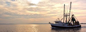 Barco de pesca al atardecer