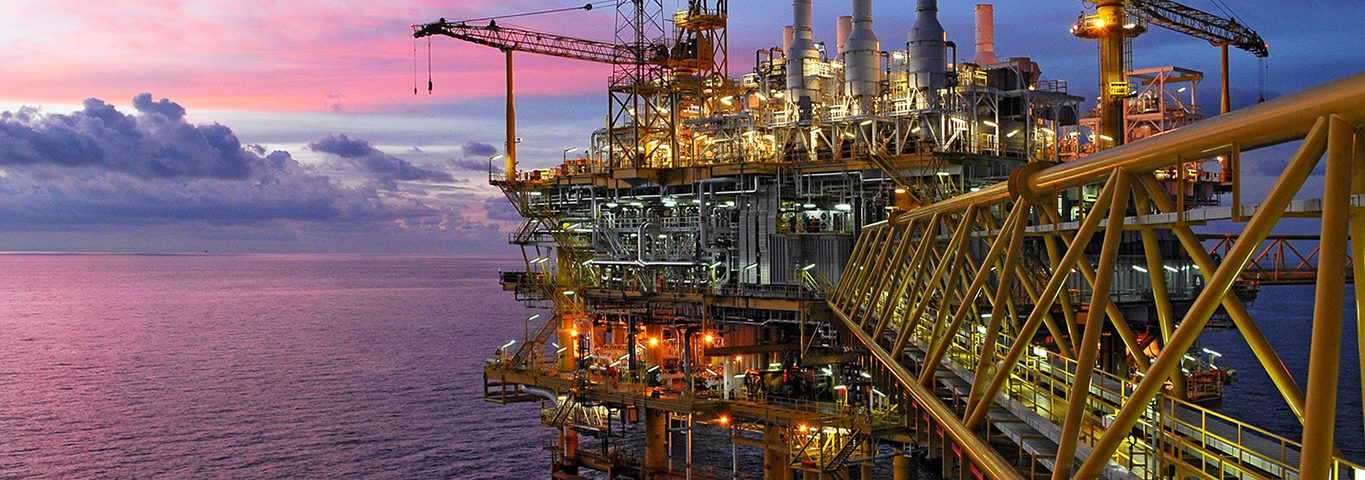 Plataforma petrolífera en el mar